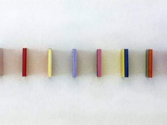 "colorboards I", Blick frontal, Öl auf Pressholz, Farbige Schatten durch reflektierende Ölfarbe, jede Tafel 12 x 12 x 1 cm, 1996