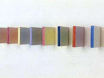 "colorboards I", Blick von rechts, Öl auf Pressholz, Farbreflexion auf den weiß grundierten Seiten, jede Tafel 12 x 12 x 1 cm, 1996